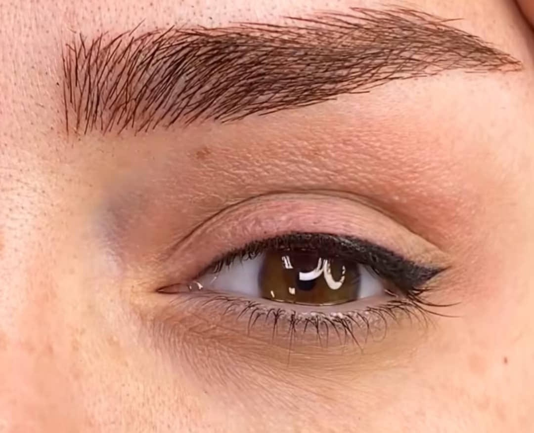 خط چشم و بولدبروز